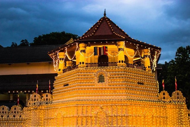 3 Days Tour to Kandy, Nuwara Eliya & Sigiriya - Day one: Kandy’s temple, lake, gardens, and dance