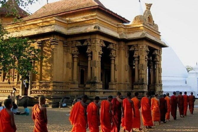 3 Hour Private Colombo Street Food Tour - Colombo’s Hindu heritage and national symbols