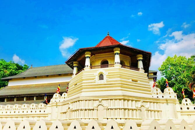 4 Days Private Tour In Sri Lanka - Day 1: From the airport to Kandy