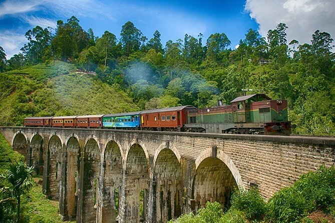 6 Days Tour of Sri Lanka - Kandy’s mountain temples and the Ambuluwawa climb