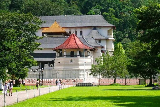 7 Days Private Guided Tour in Sri Lanka - Day 7: Colombo from Independence Square to Pettah