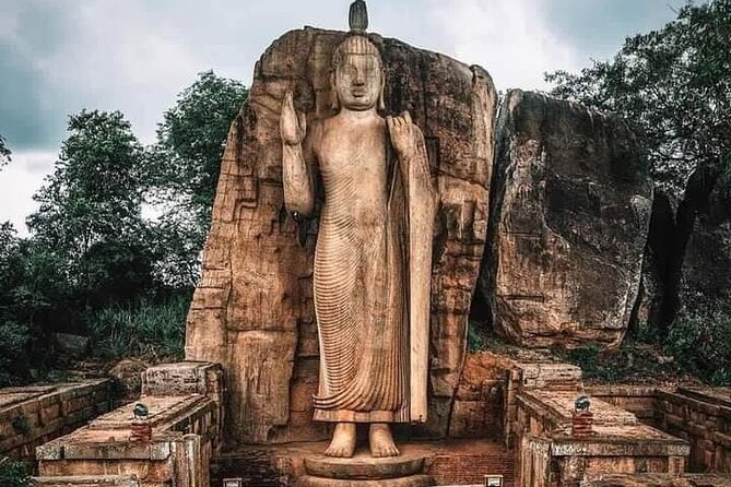 All-Inclusive Private tour in Sri Lankan Island 9 Day HB hotels - Ancient Polonnaruwa and elephants at Minneriya