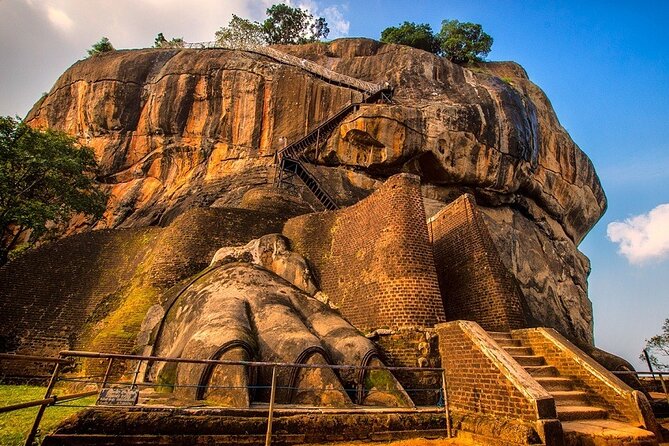 All-inclusive Sigiriya, Dambulla and Wildlife Safari from Colombo - Traditional craft at Oak Ray Woodcarvings