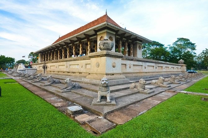 Best of Colombo - Private Guided City Tour - Old Town Hall and Viharamahadevi Park