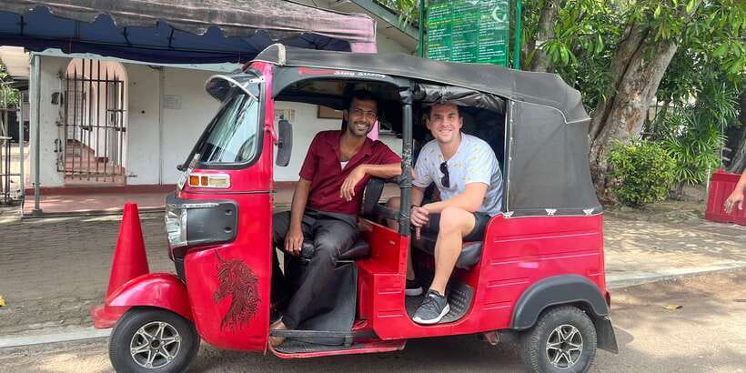 Colombo: City Sightseeing Tour by Tuk-Tuk with Pickup - Forty-five minutes at Gangaramaya Temple