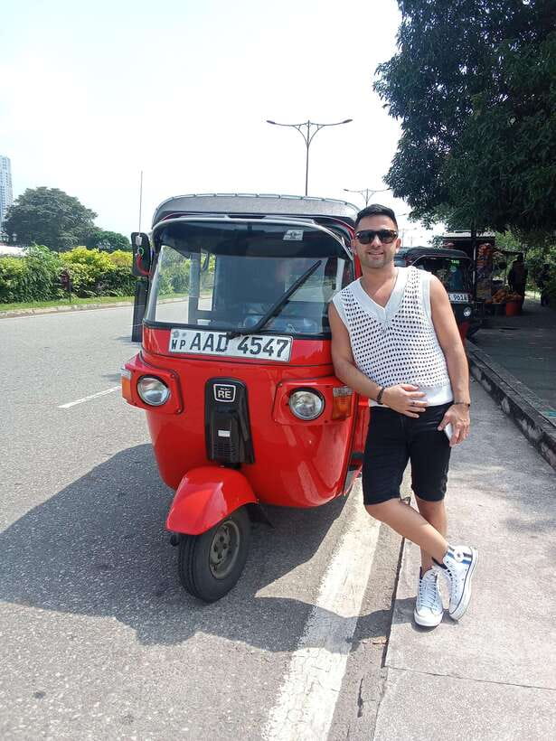 Colombo City Tour by Tuk-Tuk with Hotel Pickup - All Include - Temples and churches show Colombo’s many traditions