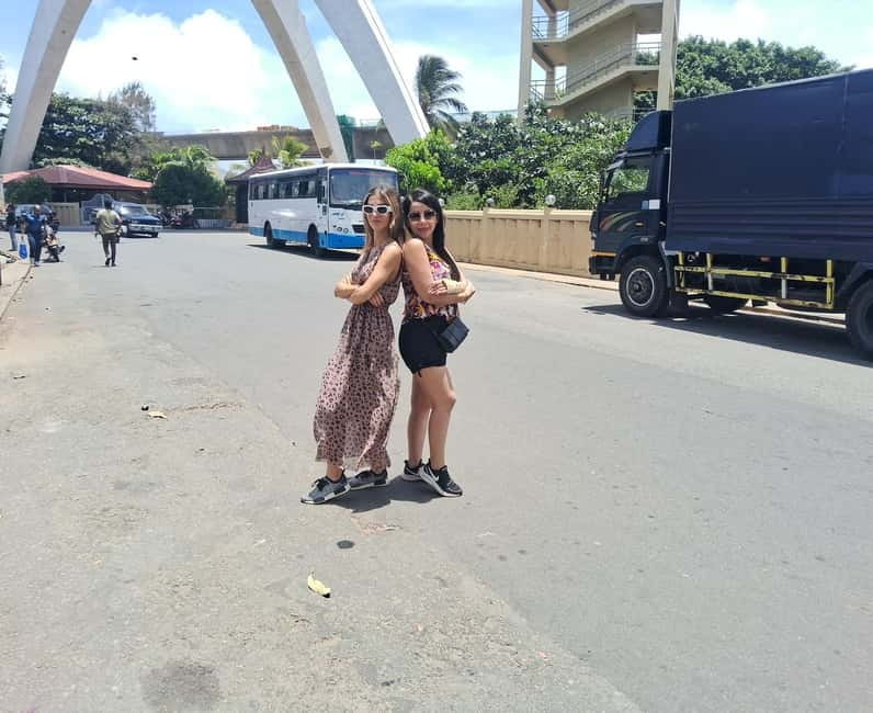 Colombo: City Tour by Tuk Tuk with Srilanka Traditional Food - Colonial Colombo at Dutch Hospital and Independence Square