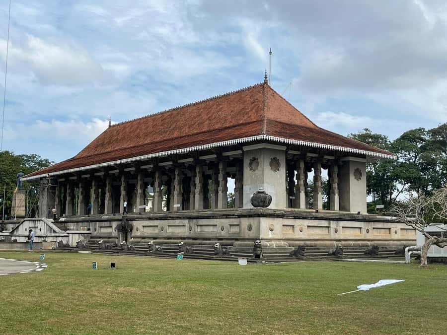 Colombo: Guided City Tour with Entry Tickets - Lotus Tower Road and the modern skyline