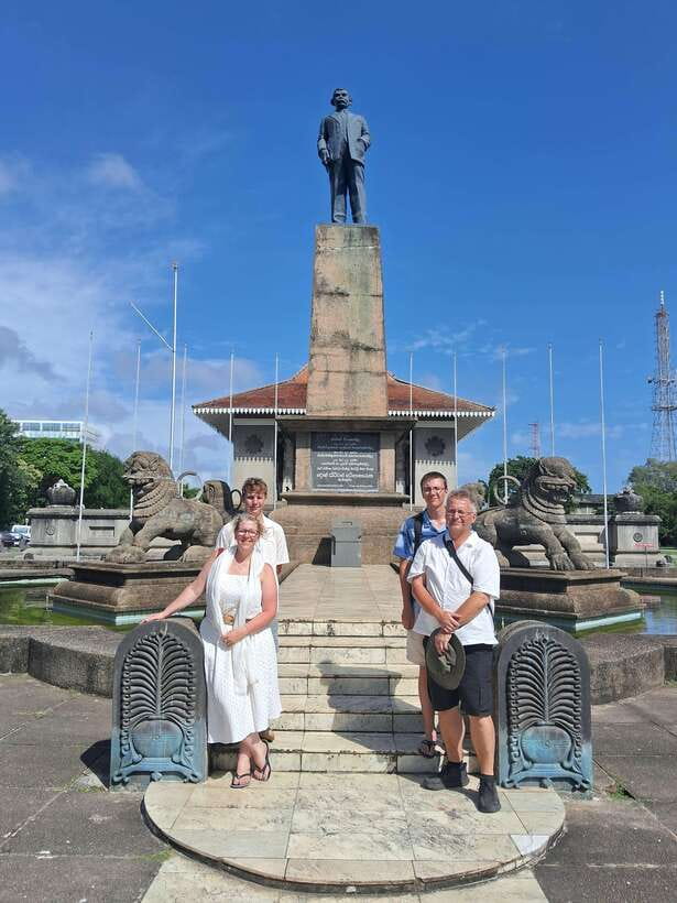 Colombo: Local Guide with Colombo City Tour by Tuk Tuk - Old Parliament and Vihara Maha Devi Park offer a quieter middle