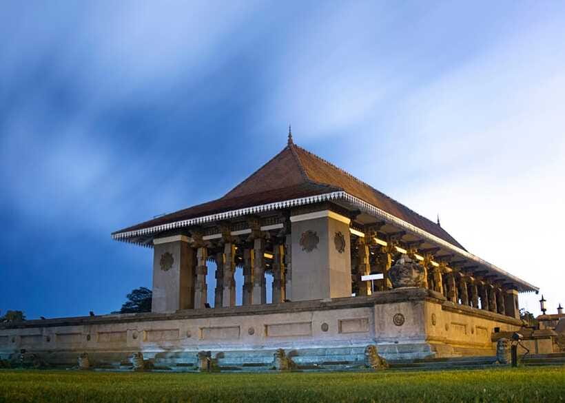 Colombo: One Day Private City Tour With Gangaramaya Temple - Cinnamon Gardens and colonial Colombo