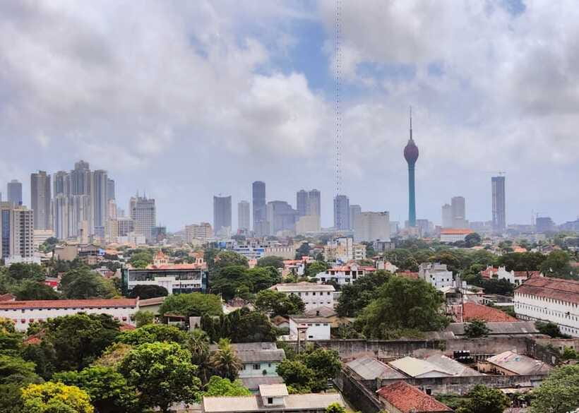 Colombo: One Day Private City Tour With Gangaramaya Temple - Pettah, the railway station, and Wolvendaal Church