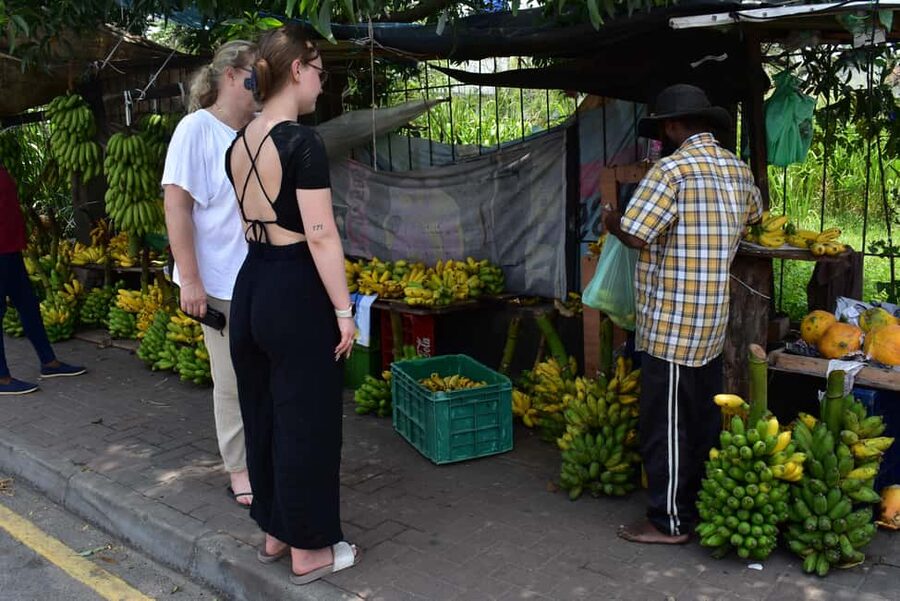 Colombo: private city tour from Negombo with hotel transfers - Pettah Market: Colombo at street level