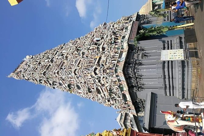 Colombo Private guideTour byTuk Tuk Morning Evening All inclusive - Gangaramaya Temple beside Beira Lake