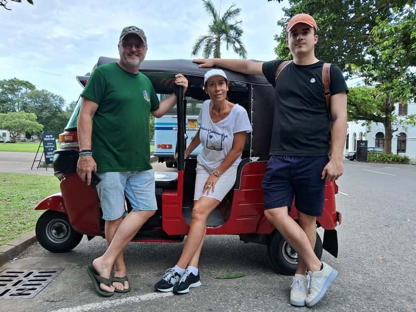Colombo: Private Tuk-Tuk City Tour with All Entry Fees - Pettah Floating Market, Fort, and the lighthouse