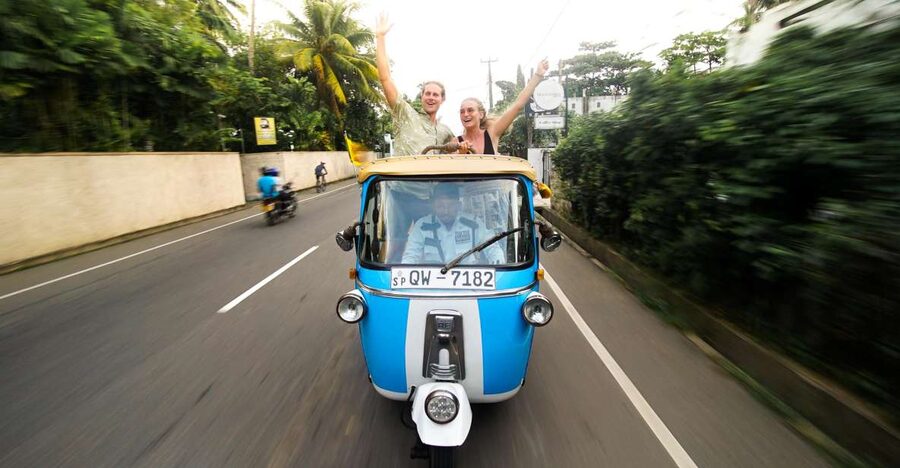 Colombo: Tuk Tuk City Highlights Tour with Lunch - Temples, bare feet, and useful clothing advice