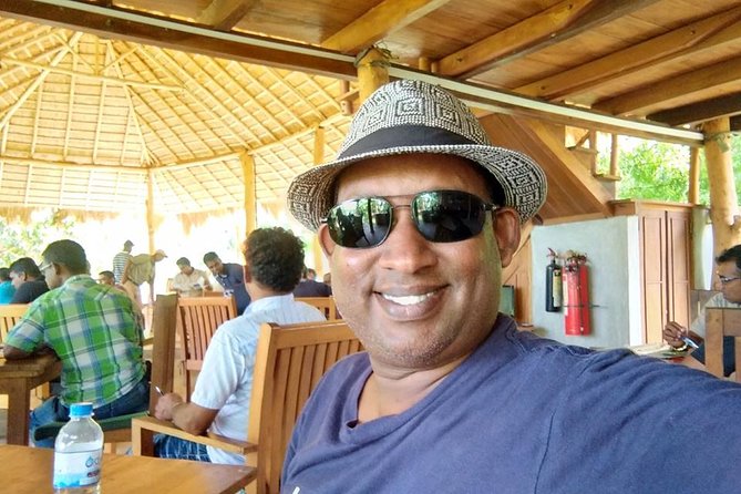 Colombo Walking Tour with Ajeet De Soyza - Gangaramaya Temple and a change in atmosphere