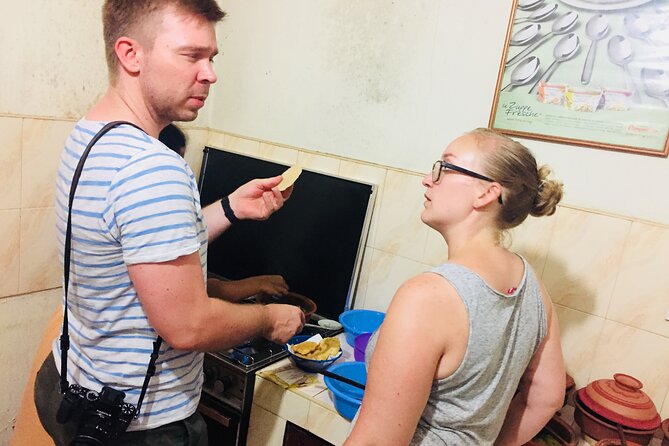 Cooking Classes in Sri Lanka - Choosing vegetables and preparing the curry