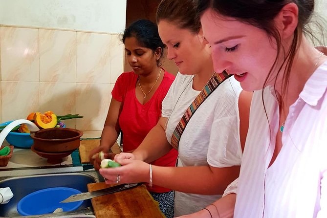Cooking Classes in Sri Lanka - Making coconut milk from scratch