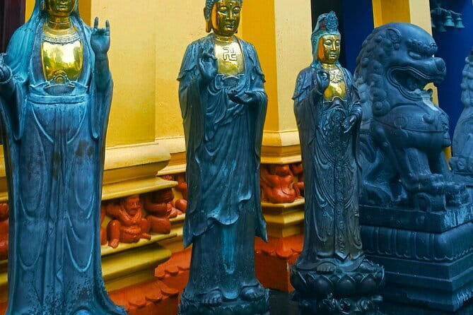 Explore Colombo City Highlights in a Private Tuk Tuk - Pettah Market and the Red Mosque