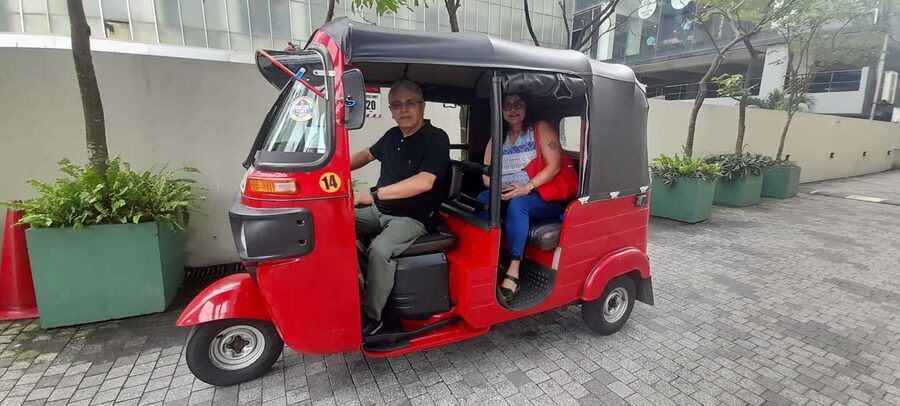 From Negombo: Colombo City Tour by Tuk Tuk with Hotel Pickup - Independence Square and Viharamahadevi Park