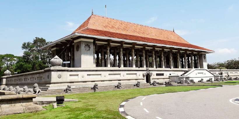 Guided Colombo Half-Day City Tour - Pettah, Fort, and the Red Mosque are mostly drive-by sights