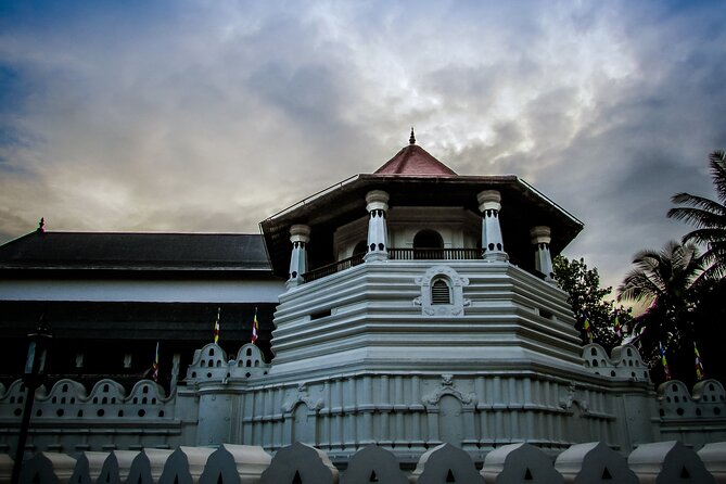 Kandy Full-Day Tour - Lunch at a rooftop restaurant near Kandyan arts