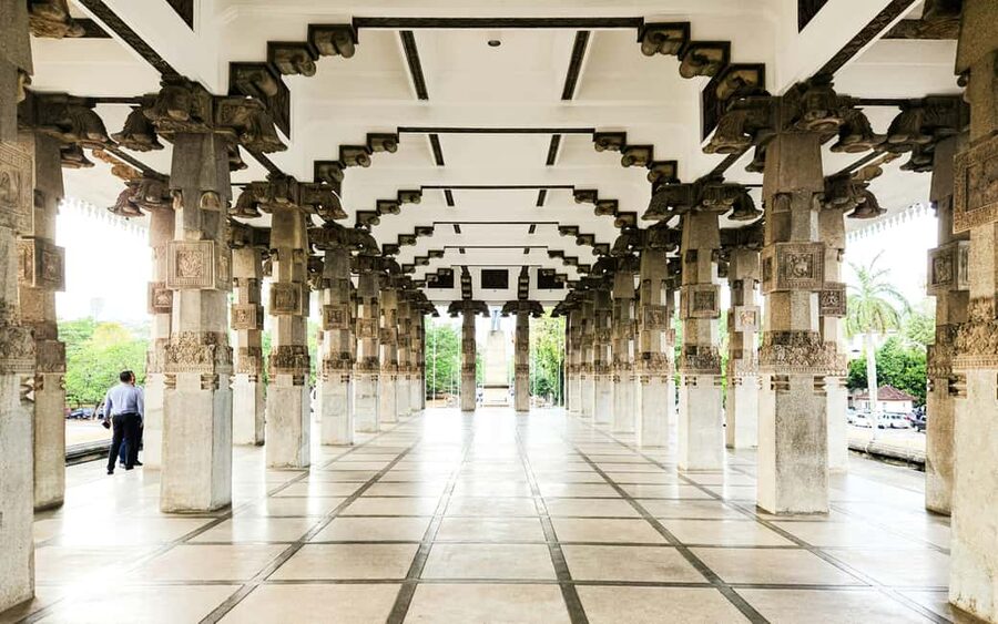 Negombo & Colombo: Full-Day Tour with Lunch - Negombo’s churches and Sea Street