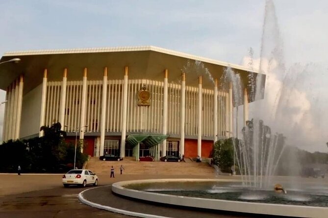 Shangri-La Colombo City Tour. - Parliament and Diyatha Uyana: a calm start outside the center