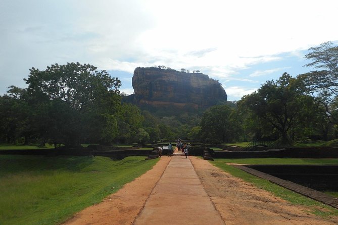 Sri Lanka Tour in 8 Days - Day 4: Waterfalls, tea, and Nuwara Eliya