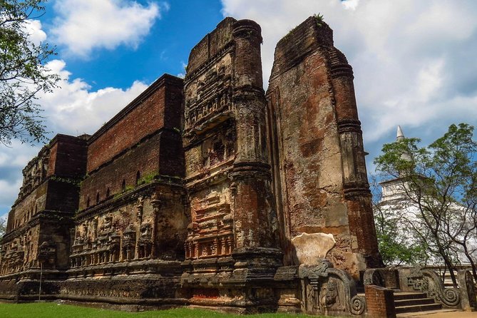 Tour Packages in Sri Lanka - Most Popular Round Tour - All in One Tour - Ella’s easy hikes and roadside waterfall stops