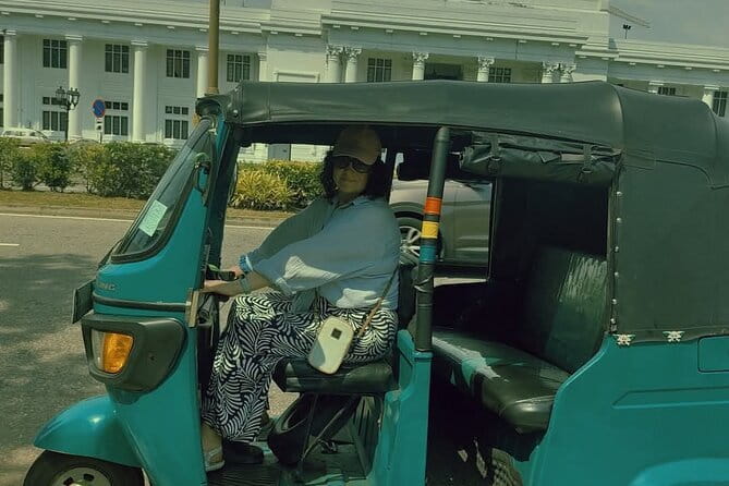 Tuk-Tuk City Tour Colombo SL - A fast, useful introduction to Colombo